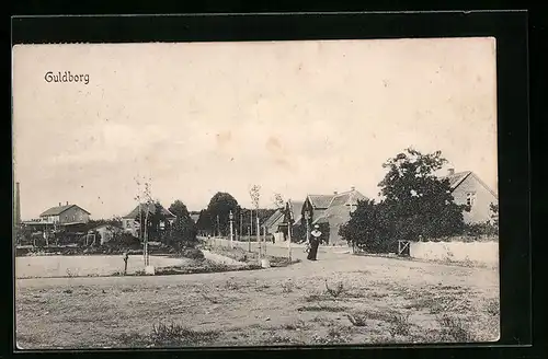 AK Guldborg, Strassenpartie mit Passantin