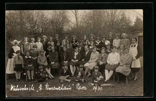 Foto-AK Köln-Porz, Lehrer und Schüler der Nähschule St. Vincenzhaus 1930