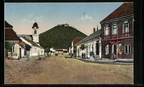 AK Hust, Hauptstrasse mit Kirche und Burgblick