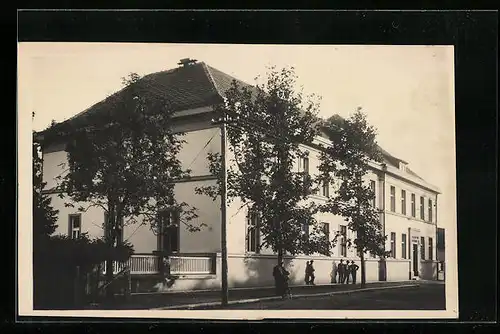 AK Velký Berezný, Grosses Gebäude mit Mauer, Strassenansicht