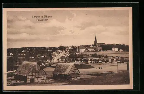 AK Bergen a. Rügen, Totalansicht mit Reetgedeckten Häusern