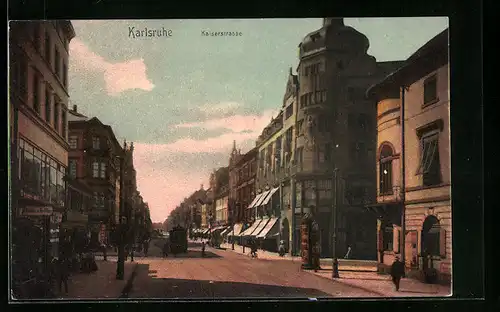 AK Karlsruhe, Kaiserstrasse mit Passanten und Strassenbahn