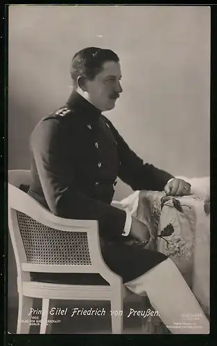 AK Prinz Eitel Friedrich von Preussen in Uniform an einem Tisch