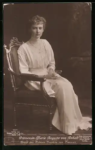 AK Prinzessin Marie Auguste von Anhalt, auf einem Stuhl sitzend