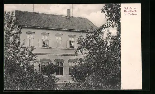 AK Haselbach bei Treben, Schulgebäude mit Menschen im Fenster