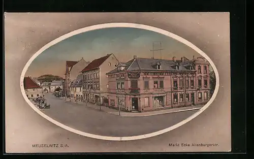 AK Meuselwitz /S.-A., Markt Ecke Altenburgerstrasse mit Adler-Drogerie und Geschäften