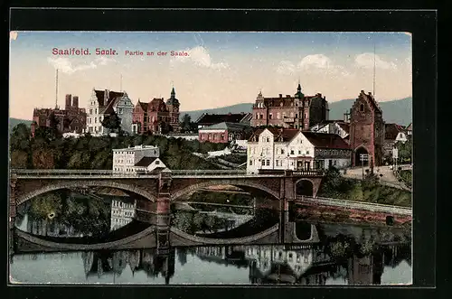 AK Saalfeld / Saale, Panorama, Flusspartie mit Brücke