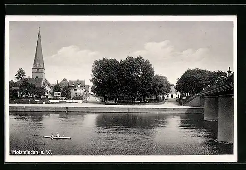 AK Holzminden a. W., Flusspartie mit Brücke, Blick zur Kirche