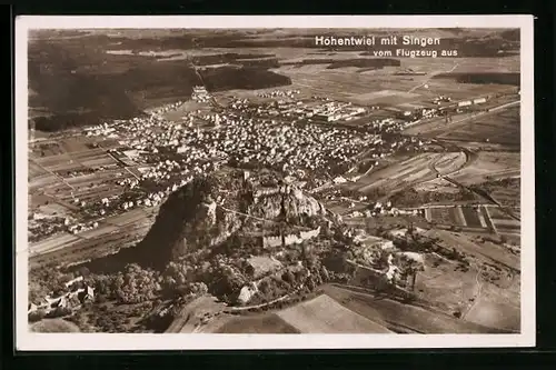 AK Hohentwiel, Ortsansicht mit Singen vom Flugzeug aus gesehen