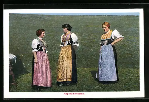 AK Appenzellerinnen in Tracht auf einer Wiese