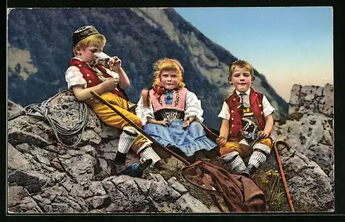 AK Mächen und zwei Jungen in Schweizertracht bei einer Rast