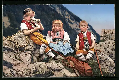 AK Mächen und zwei Jungen in Schweizertracht bei einer Rast