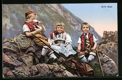 AK Kinder in Schweizertracht bei einer Rast