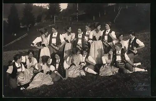 Foto-AK Gruppe von Männern und Frauen in Schweizertrachten