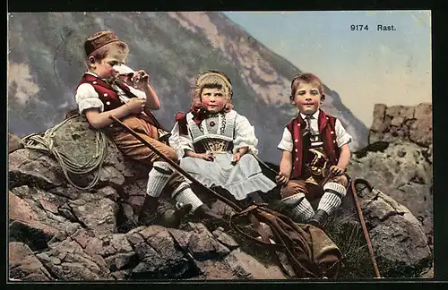 AK Kinder in Schweizer Trachten bei einer Rast