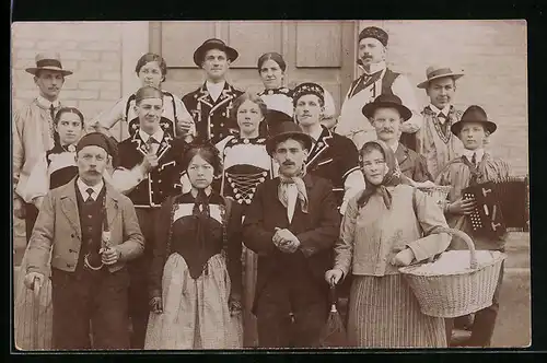 AK Männer und Frauen in Schweizertracht