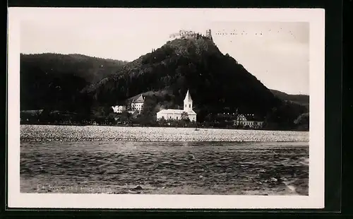 AK Povazské Podhradie, Ortspartie mit Kirche und Bergen