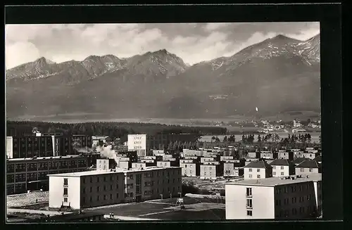 AK Svit, Teilansicht mit Plattenbauten und Gebirgskette