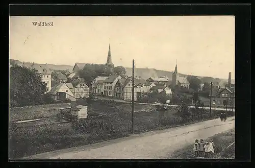 AK Waldbröl, Teilansicht mit Strasse, Feldern und Ortsblick