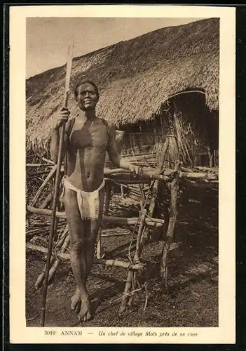 AK Annam, Un chef de village Mois près de sa case
