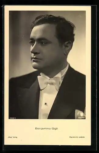 AK Opernsänger Benjamino Gigli im Anzug mit weisser Fliege
