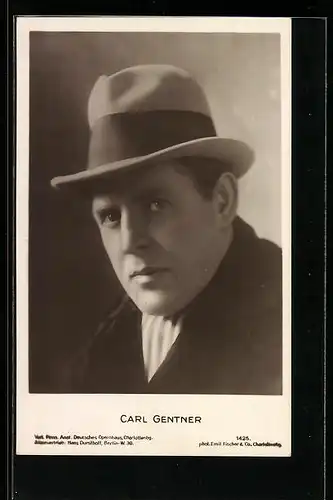 AK Opernsänger Carl Gentner mit Hut und ernstem Blick