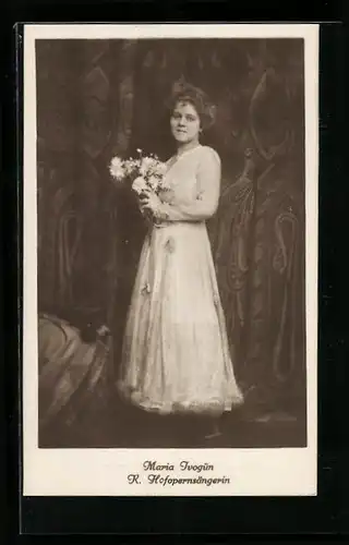 AK Opernsängerin Maria Ivogün mit einem Blumenstrauss