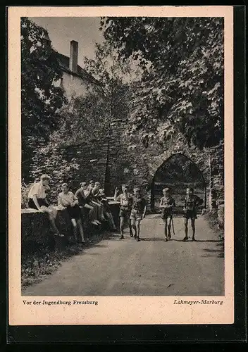 AK Lahmeyer-Marburg, Kinder am Torbogen zur Jugendburg Freusburg