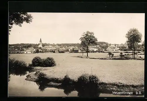 AK Weizenkirchen, Ortstotale mit der Kirche vom Flussufer aus gesehen