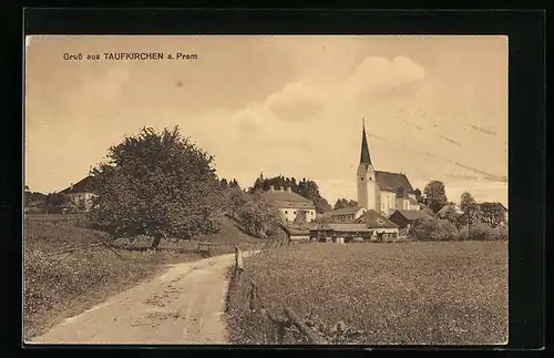 AK Taufkirchen a. Pram, auf dem Weg zur Kirche hin