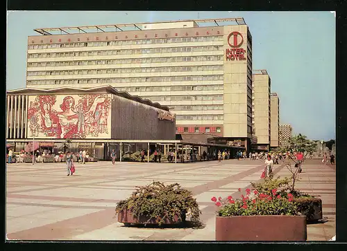 AK Dresden, Prager Strasse mit Interhotel