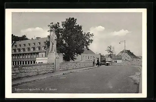 AK Echternacherbrück /Sauer, Strassenpartie mit Brückenstandbild
