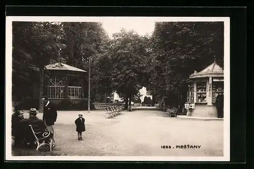 AK Piestany, Park mit Besuchern, Pavillon und Kiosk mit Ansichtskarten