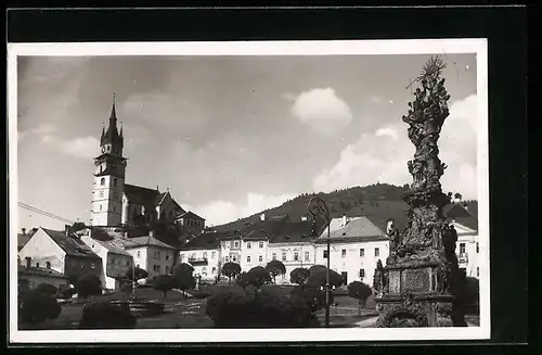 AK Kremnica, Anlage mit Säulendenkmal mit Blick auf Häuser und Kirche