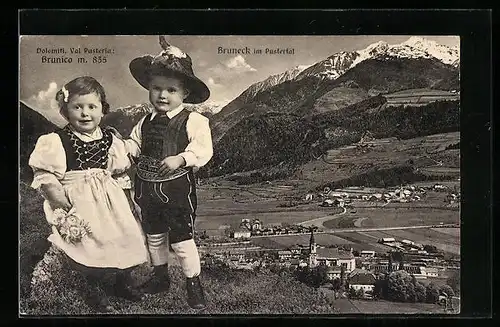AK Bruneck im Pustertal, Kinder in Trachten, Ortsansicht aus der Vogelschau