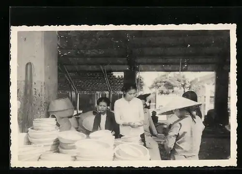 Foto-AK Vietnam, Verkäuferinnen und Kundin an einem Stand mit Korbwaren