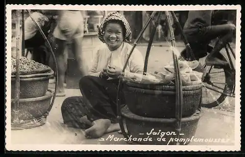 AK Saigon, Junge Pampelmusen-Verkäuferin