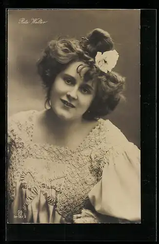 AK Opernsängerin Reta Walter mit Blume im Haar