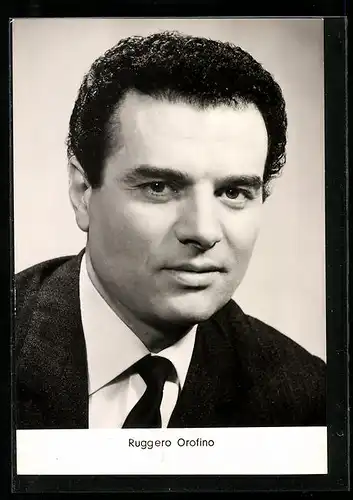 AK Opernsänger Ruggero Orofino im Anzug mit Krawatte