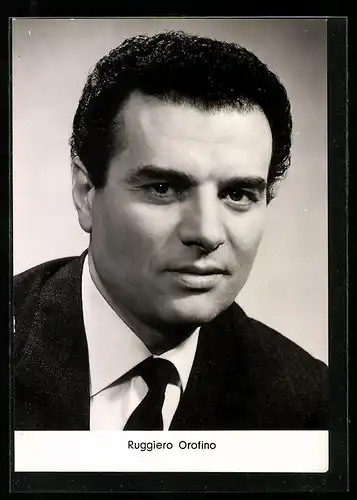 AK Opernsänger Ruggero Orofino im Anzug mit Krawatte