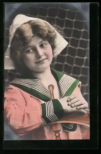 Foto-AK GL Co 1480 /4: Lächelndes Mädchen im Matrosenkleid