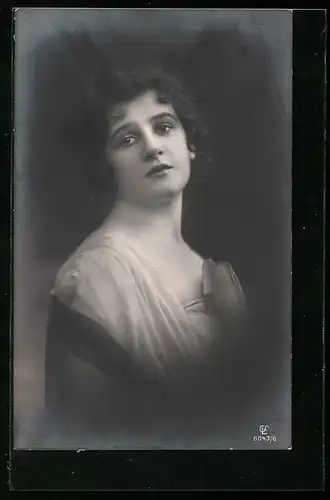 Foto-AK GL Co 6043 /6: Junge Dame im Kleid