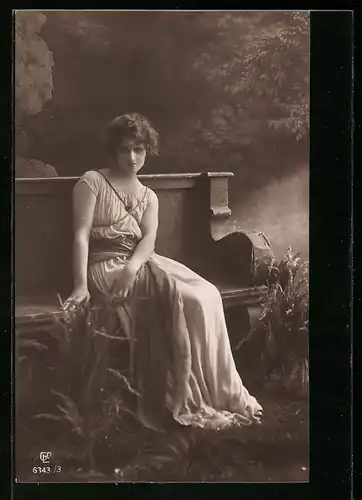 Foto-AK GL Co 6343 /3: Frau sitzt auf einer Bank