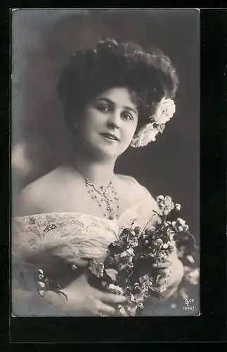 Foto-AK GL Co 1866 /1: Frau im Kleid mit Blumen