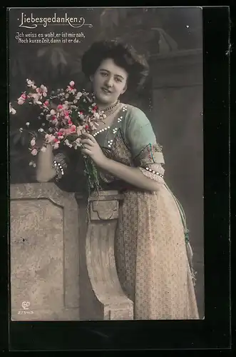 Foto-AK GL Co 2754 /5: Liebesgedanken, Frau mit Blumenstrauss