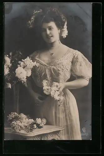 Foto-AK GL Co 3065 /1: Frau lächelt mit Blumen in der Hand