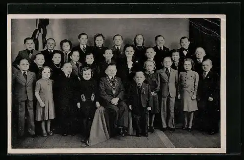 AK Berlin, Schäfers Märchenstadt Liliput, Gruppenbild von Liliputanern