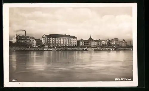 AK Bratislava, Flusspartie mit Lastkähnen