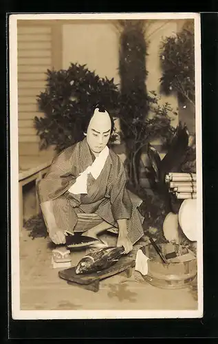 AK Japaner in traditioneller Kleidung mit einem Fisch