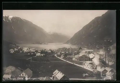 AK Odda, Hardanger, Ortsansicht mit Häusern und Blick aufs Meer und Berge